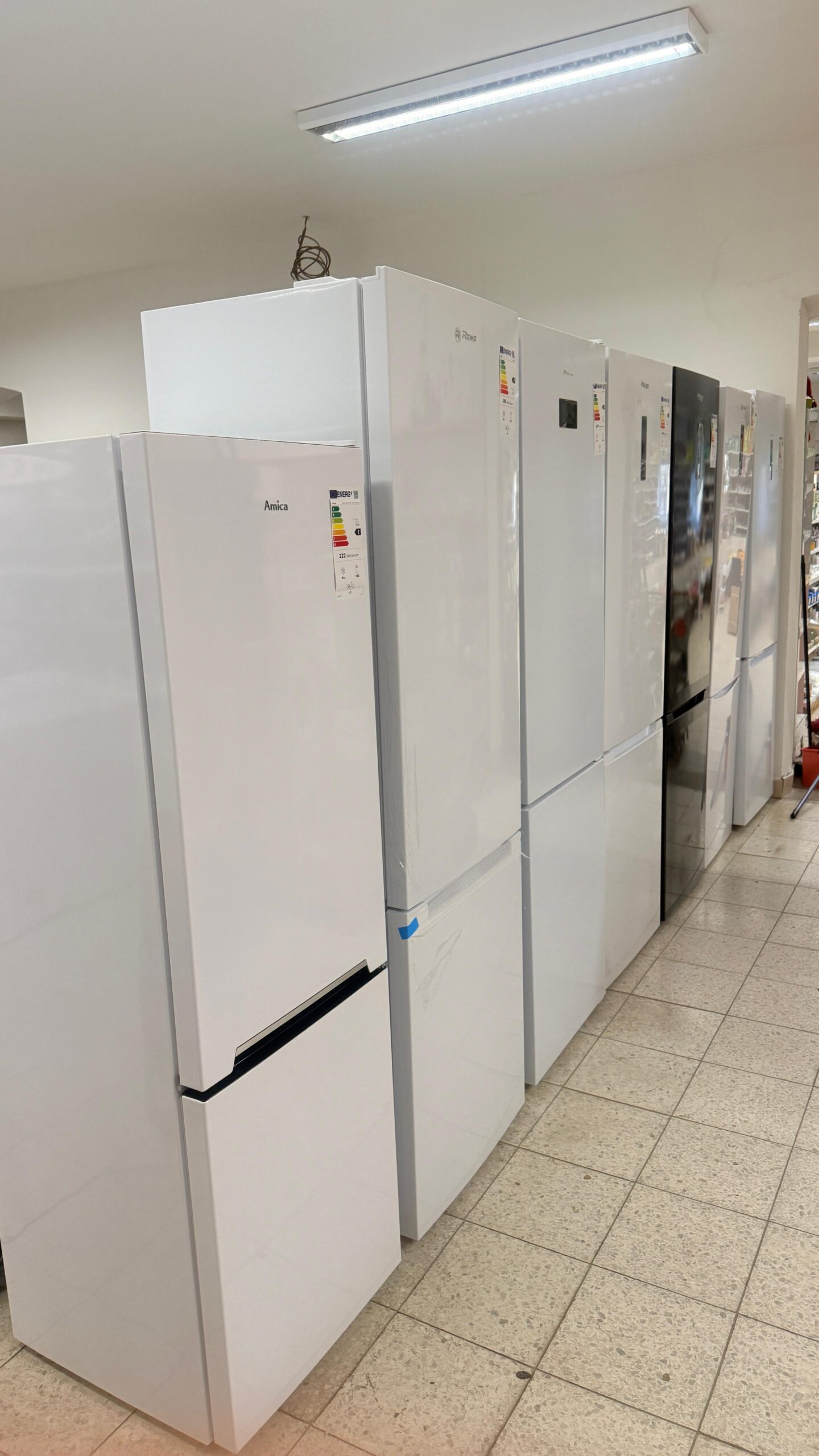 Chladničky vystavené v prodejně Elektro Chovaniok